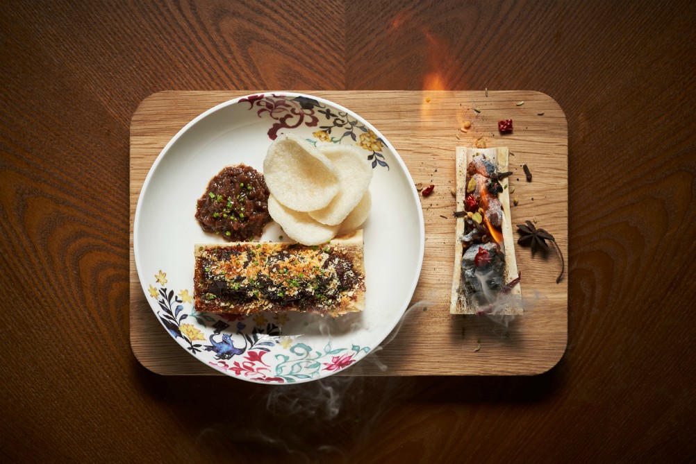 Amex-Love-Dining-15-Stamford-by-Alvin-Leung-Grills_Indonesian-Spiced-Roasted-Bone-Marrow-Braised-Ox-Tongue-and-Shallot-Marmalade
